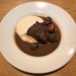 スガハラ - 群馬県産赤城和牛首肉 静岡県産マッシュルーム 赤ワイン煮込み