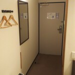 本荘ステーションホテル - 別館シングルAタイプ（部屋から入り口）