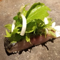 アカ - ③真鯖(岩手県三陸産)の薪燻製、ハーブサラダ載せ
                    産卵期は春～初夏、旬は秋～冬
                    三陸沖の真鯖はこの時期、西日本よりも水温が低いので脂のりが凄い！
                    ハーブサラダがお洒落さを演出