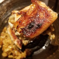 アカ - ⑤サングリア漬け真穴子(長崎県対馬列島産)のパエリア
                    またパエリアも抜群で究極の穴子めし？！
                    真穴子を漬けたエキス入りサングリアで炊き、食感に変化を出すのにすぐき入れたりと発想に脱帽！