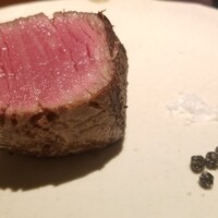 アカ - ⑪薪焼き牛ヒレ(岡山県産黒毛和牛)ステーキ
                      誰も手を上げないから【おかわり】の方がボリュームがある。( *´艸｀)
                      じっくり焼かれたヒレは綺麗なピンク色でアッサリとした脂、薪の香りを感じます