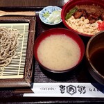 とり亀 - 焼鳥そぼろ丼とざる蕎麦セット 1080円