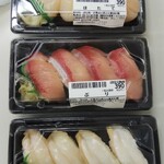 ちよだ鮨 - ほたて、ぶり、つぶ貝(それぞれ 390円)