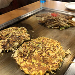 お好み焼・鉄板焼　河内源氏 - 焼き上がり直前に焼きそばが出来上がってきますので、良きタイミングですね。