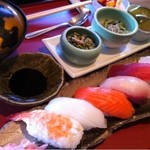 吟の蔵 - 日替り握り寿司 ¥800-(寿司6貫、小鉢3種、味噌汁、デザート、飲み物)