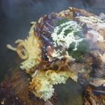 Okonomiyaki Ikoi - もち・ぶた玉うどん入り（断面）