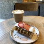 イエロー カフェ - 『Creffle¥680』 『CafeLatte¥500』