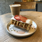 イエロー カフェ - 『Creffle¥680』 『CafeLatte¥500』