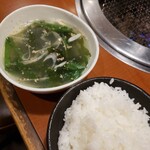 焼肉洞 - ワカメスープとご飯