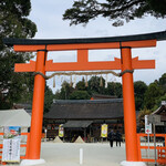 大市 - ☆ この正月はコロナ禍で初詣には行けないので、京都で最も古い神社のひとつといわれている「上賀茂神社」に一足早い初詣のため参拝に訪れた。鳥居は二の鳥居。