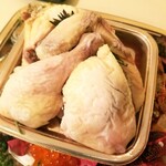 フレスコバルラディカル - 低温で2時間火入れの丸鶏
 ローズマリーと燻製オイル和え