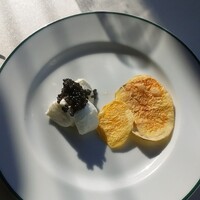 ブラッスリーオザミ 東京スカイツリータウン･ソラマチ店 - チーズの上にキャビア、自家製ポテトチップスと