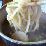 つけ麺屋 焚節 - 濃厚魚節つけ麺の麺をスープにからめてアップ！