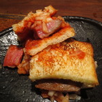 鳥茂 - サーロインステーキの焼きサンド  トマトソースと鬼おろしで