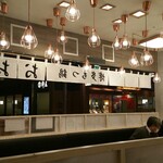 Hakata Motsunabe Ooyama - 屋台風の照明が明るい店内。手軽に雰囲気良く、九州の味を楽しめる良店です！