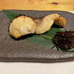 酒肴 新屋敷 - カンパチの横に添えてある昆布がまた酒の肴