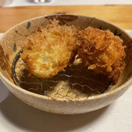 酒肴 新屋敷 - 左がカキフライ、右がトラフグの白子フライ