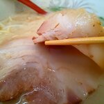 十五万石ラーメン - 箸で摘まむとほろりと崩れるチャーシュー