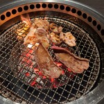 炭火焼肉 なかむら  - 焼風景