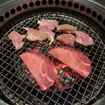 炭火焼肉 なかむら  - 焼風景