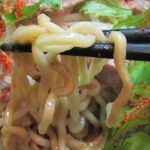 麺屋彩々 - この縮れ麺、良く汁に絡んで食べ応えも満点！