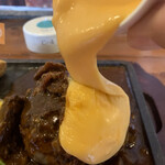 Hambagu Resutoran Mito Doragon - デミグラスソースをかけた後、溶けたチーズをトロ〜リ