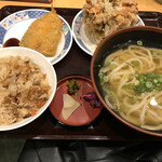 めん処　たか屋 - 小海老のかき揚げうどん、かしわ飯セット。