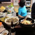 立ち呑み処　たなか屋 - カウンターお料理いっぱい。