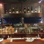 27区 - 店内　カウンター席　席の間にアクリルプレートあります