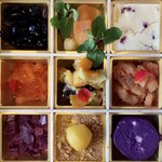 フォカッチャディレッコ500 - イタリアンおせち　一の重（左上から右、下へ、 丹波黒豆のブランデー煮、里芋のマリネとカラスミ、ドライフルーツ入りチーズパテ、サーモンの柚子マリネとイクラ、イイダコの墨煮と金柑、数の子の燻製と明太子、ズワイガニとビーツのトリュフマヨネーズ、南瓜の栗きんとん、紫芋とゴルゴンゾーラ）