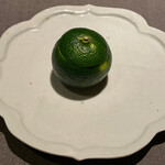 茶禅華 - 酢橘にクラゲ　蓋の酢橘を絞って