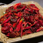 茶禅華 - ガツンと唐辛子の辛さが際立つスペアリブ、唐辛子、長葱、葉ニンニク、パクチー