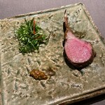 茶禅華 - クミンで味付けしたラム肉　蓮の葉を骨に巻いて頂きます