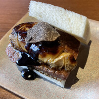 焼肉うしごろ 表参道店 - 牛フィレ、フォワグラ、トリュフのロッシーニサンド　表参道店限定