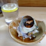 天満酒蔵 - さざえつぼ焼［300円］、焼酎（麦）お湯割り［270円］