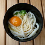 須崎食料品店 - 冷たいうどん+生卵（H24.8)