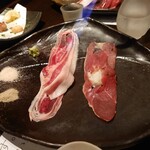炉端美酒食堂 炉とマタギ - 猪炙り寿司食べ比べ