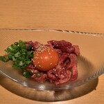 炭火焼肉・にくなべ屋 神戸びいどろ - 牛タンのユッケ