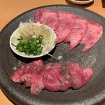 Sumibi Yakiniku Niku Nabe Yako Ube Biidoro - タン2種盛り