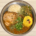 吉田カレー  - 海老トマトチキンカレー・ローストポーク・干しエビとネギのアチャール・ポテトサラダ