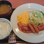 デニーズ - スクランブルエッグご飯・味噌汁モーニング+ベーコン、ソーセージ追加