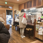 照月庵 - 持ち帰りのお客さんが入れ代わり立ち代わり