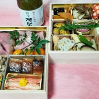 馳走 啐啄一十  - 馳走啐啄一十さんのお節は2段重ね
                    今年は極少数の作成数だったそう
                    極上の出汁で味付けされたお料理の数々