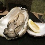酒肴一献 わさびん - 志摩活天然岩牡蠣（レモンかポン酢で）