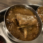 OLD NEPAL TOKYO - 骨付きヤギ肉のカレー。うメェェェェェェェェ！塩気もバシッとキマってうメェェェェェェェェ！