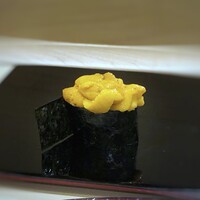鮨 そえ島 - ◆馬糞海胆（昆布森）・・今年は雲丹から始めることにされたとか、雲丹はタップリ盛られています。 馬糞海胆が好きなこともありますが、甘くて美味しい。