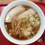 TSUKI - ワンタン麺(670円也) 昔ながらのやさしい味わい♪