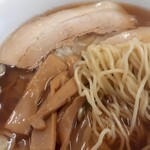 TSUKI - 自家製細縮れ麺、いやほぼストレートかな？