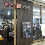 PIZZA SALVATORE CUOMO ＆ BAR - ガラス張りで開放的＆スタイリッシュな外観。