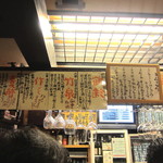 立ち呑み処　たなか屋 - 日本酒に～ぶらさがるグラスいっぱい。